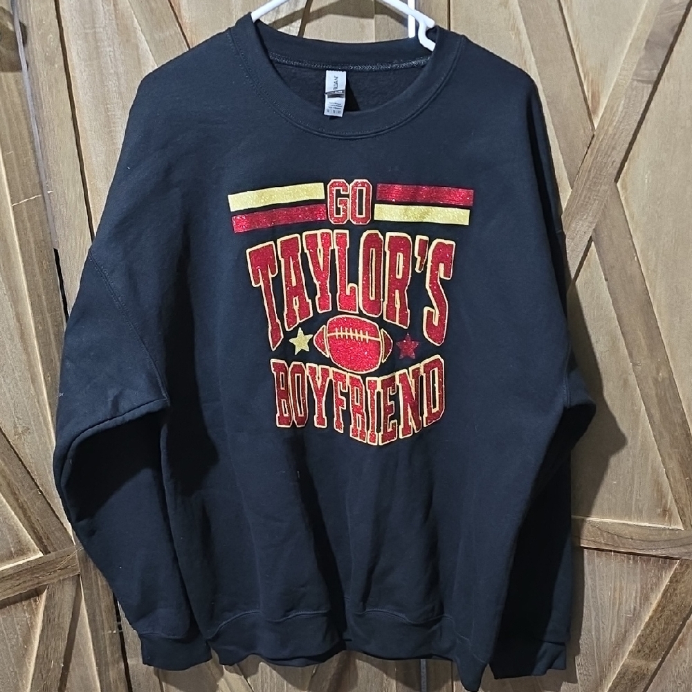 NWOT Gildan Hvy  Blend Sweatshirt "Go Taylor's Boyfriend" Red Gold Glitter Wm XL